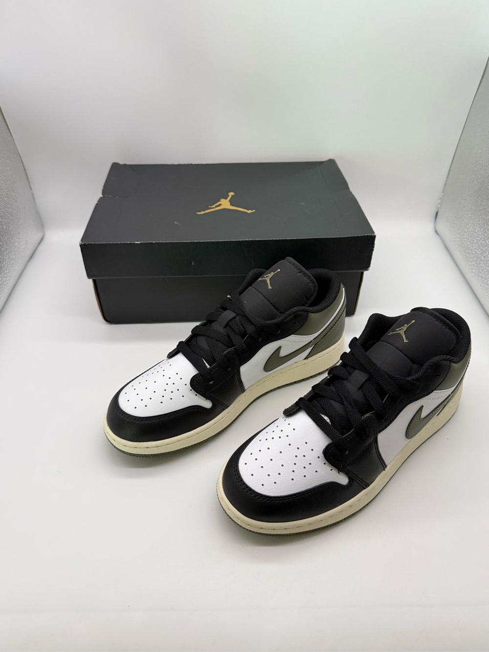 Jordan 1 Low Black Toe Medium Olive GS 7Y White 553560-092 Sneakers Shoes New